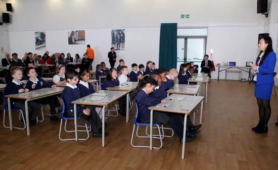 来自上海的教师为伦敦一所小学学生讲授“九九乘法表”的用法。新华社记者韩岩 摄