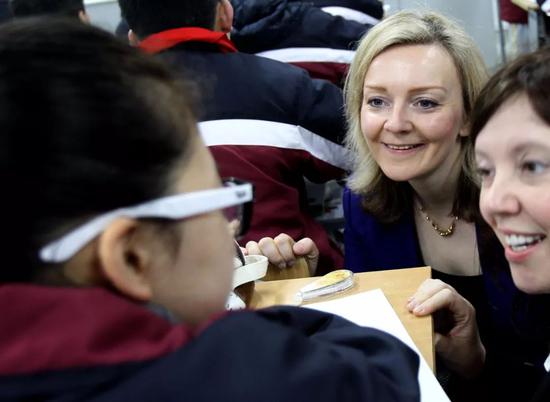  2014年2月，英国教育部时任官员莉兹·特鲁斯在上海的小学“取经”。新华社记者刘颖 摄